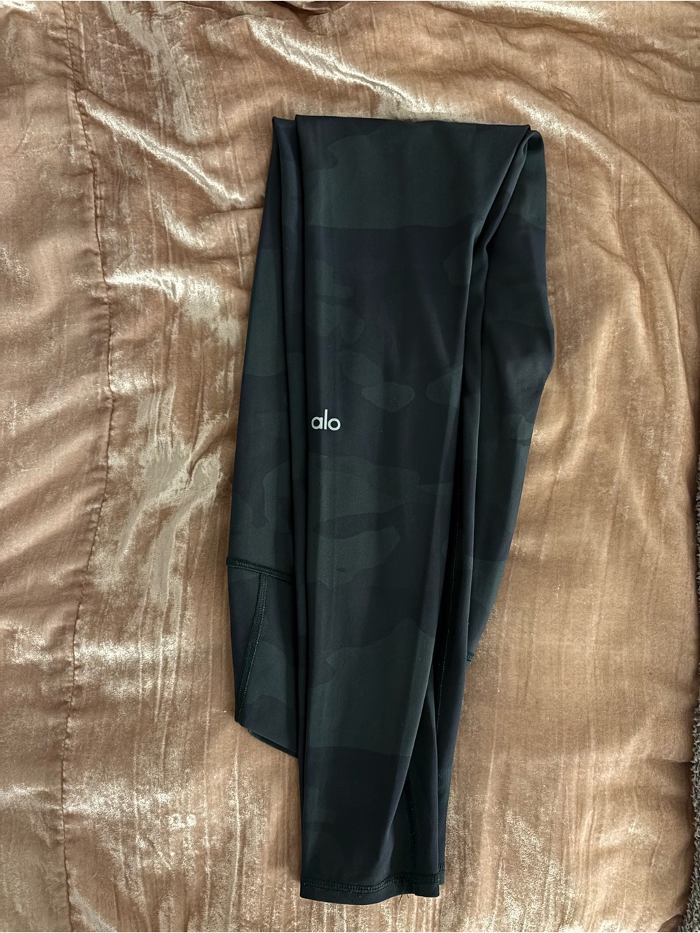 ALO Yoga Women’s Black Subtle Camo Leggings
